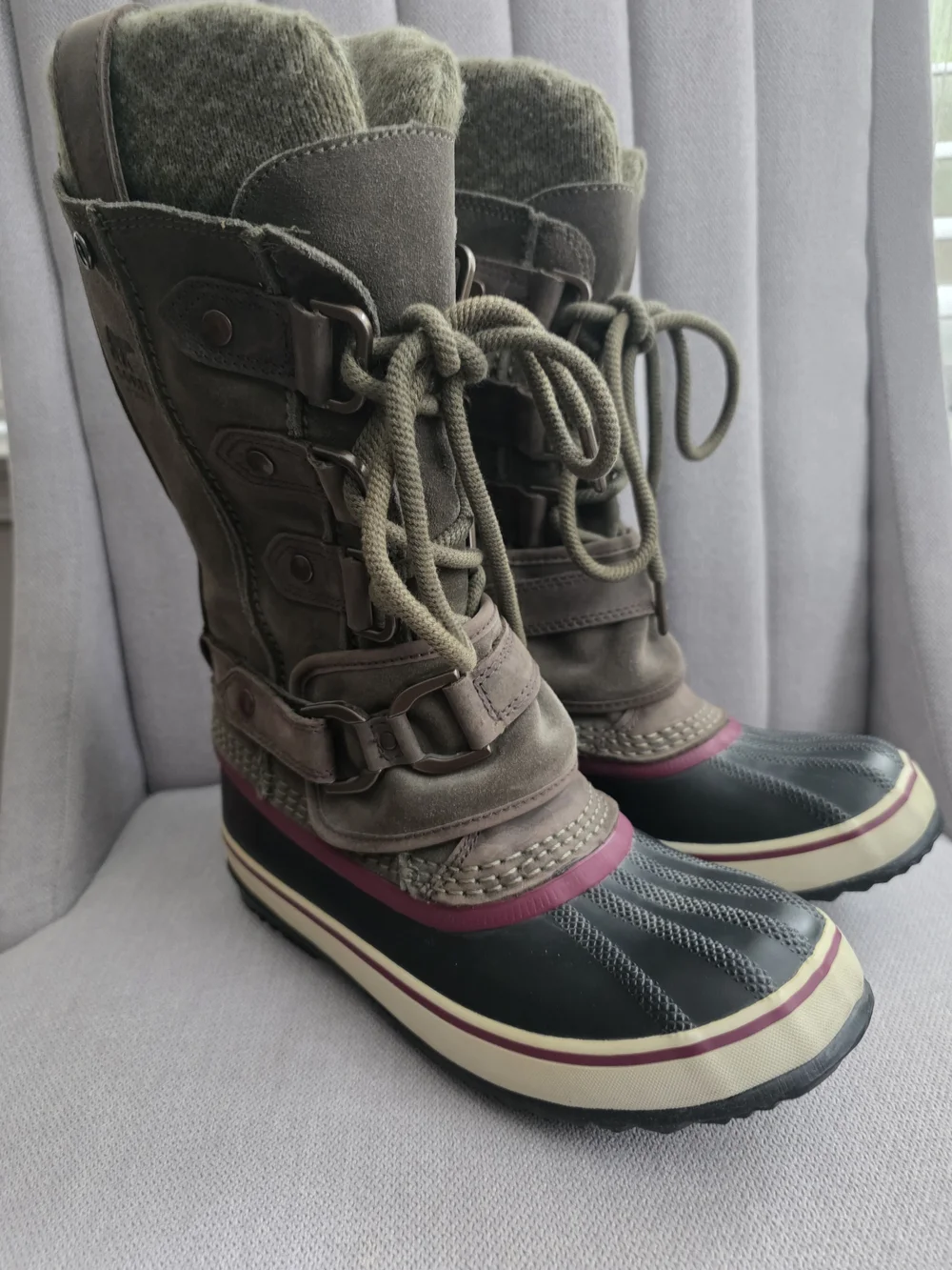 Sorel Women's Brown and Black Winter Duck Boots with Maroon Trim Size 6.5 Used.